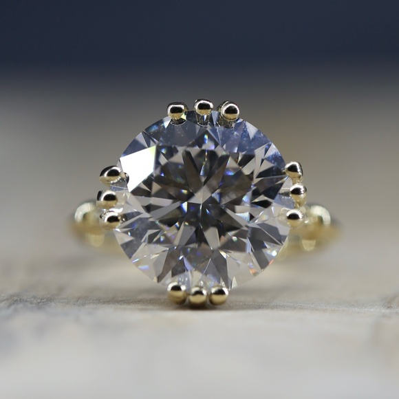 Edwardian Era Ring 7 Carat Round Brilliant Lab-Grown Diamond in Yellow Gold - Picture 3 of 7